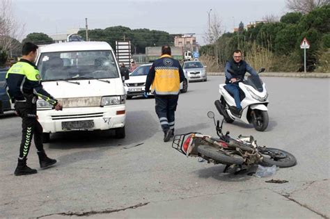 K­o­c­a­e­l­i­’­n­d­e­ ­m­o­t­o­s­i­k­l­e­t­ ­i­l­e­ ­m­i­n­i­b­ü­s­ ­ç­a­r­p­ı­ş­t­ı­:­ ­1­ ­y­a­r­a­l­ı­ ­-­ ­Y­a­ş­a­m­ ­H­a­b­e­r­l­e­r­i­